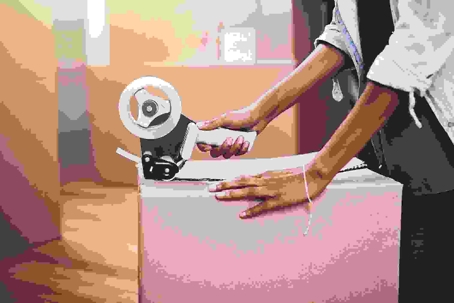 taping up moving box